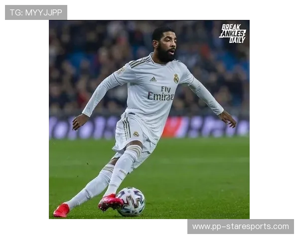 足球场画圆的神奇球星 他用脚步演绎艺术与奇迹