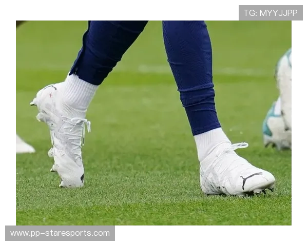 足球鞋球星上脚训练技巧与实战效果分析