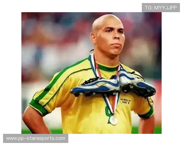 顶级足球球星荣誉背后的传奇人生与辉煌成就解析 顶级足球球星荣誉背后的传奇人生与辉煌成就解析